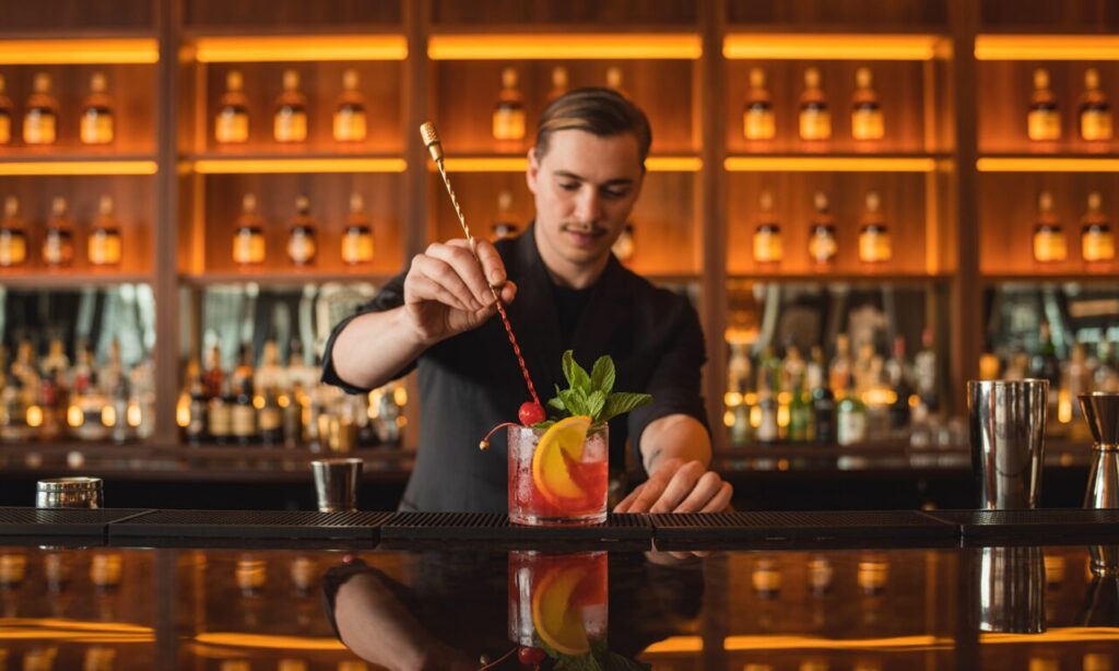 Accueil 4 découvrez nos conseils experts pour maîtriser l'art des cocktails au rhum. apprenez à choisir les bons ingrédients et à mixer comme un pro pour impressionner vos invités.