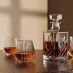 découvrez les secrets du rhum avec ce manuel indispensable : histoire, fabrication, dégustation et conseils pour choisir les meilleures bouteilles. parfait pour amateurs et passionnés !